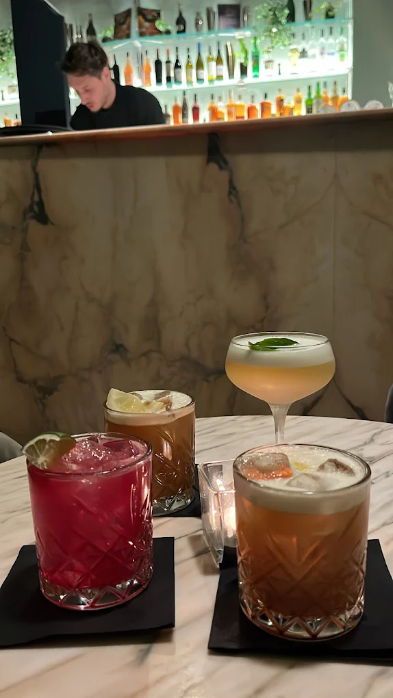 Cocktail colorati sul bancone di FRERO Bar