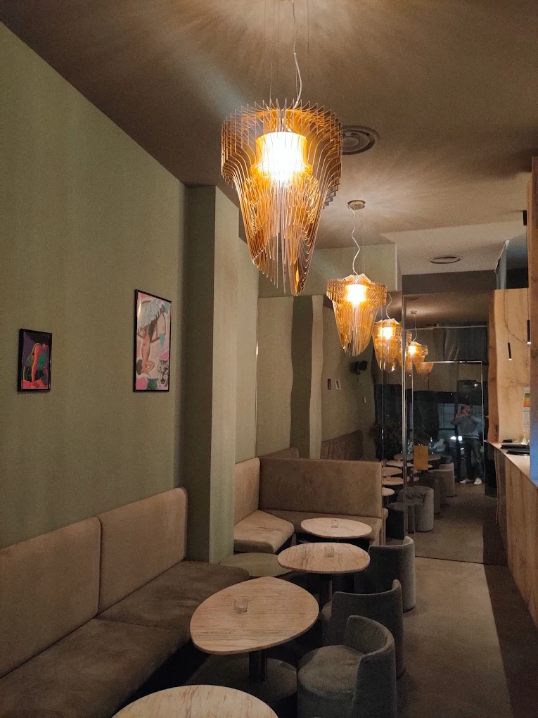 Sala di FRERO Bar — luci calde e arredamento retrò